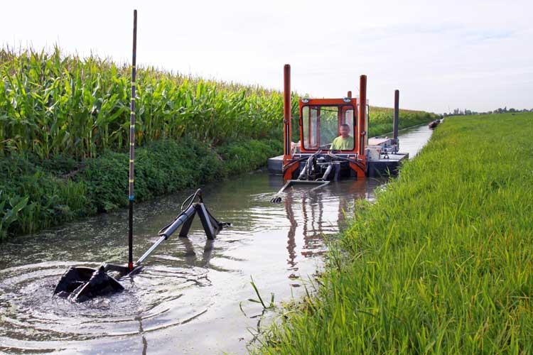 Man dregt kanaal
